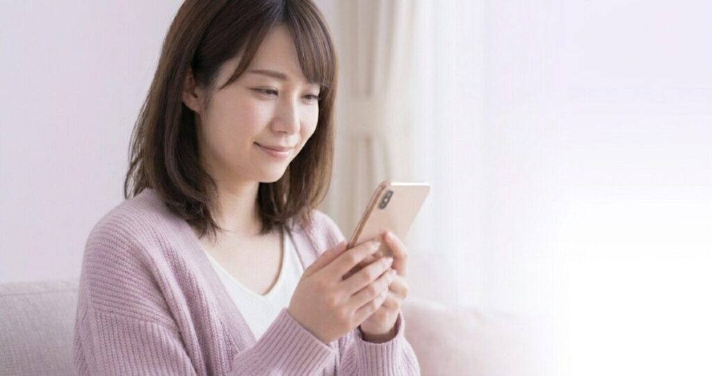電話占いセラの口コミを確認して納得する女性のイメージ
