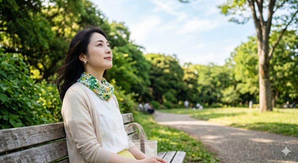 自分の幸せについて考える女性
ベンチに座った女性が穏やかに空を見上げている