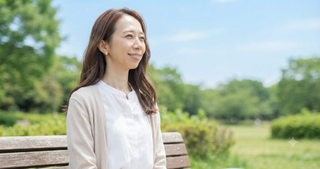 前向きな気持ちで未来を見つめる女性。
* 自然な笑顔
* 外を見つめる
* 明るい服装
